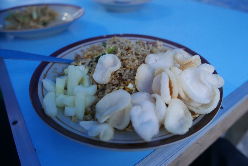 Nasi Goreng mit Reis-Chips und eingelegten Gurken
