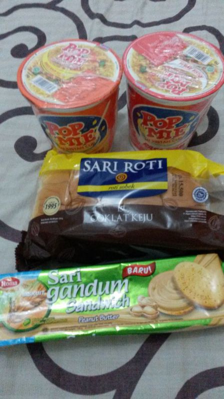 Indonesische Snacks: Pop Mie (Instant Nudeln), Roti (Milchbrötchen gefüllt mit Schokolade - gibts auch mit Schoko-Käse-Füllung), Erdnussbutter-Kekse