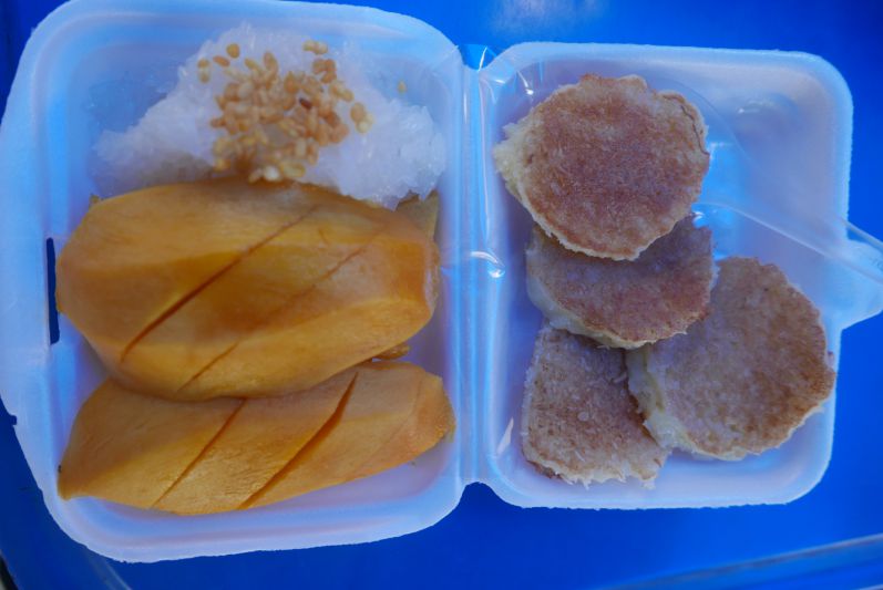 Mango mit Sticky Rice und Mini-Kokos-Pancakes