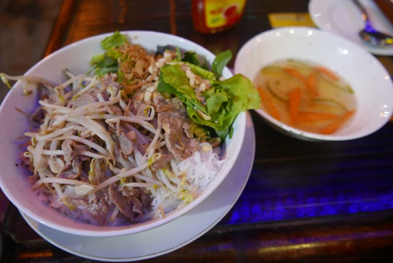 Bun Bo Nam Bo ist eine Art Reisnudel-Salat mit Rindfleisch