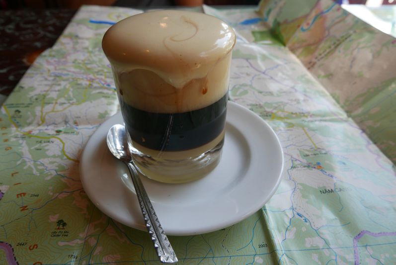 Ei-Kaffee besteht aus einer cremigen und süßen Eiermasse, Kaffee und süßer Milch (von oben nach unten)