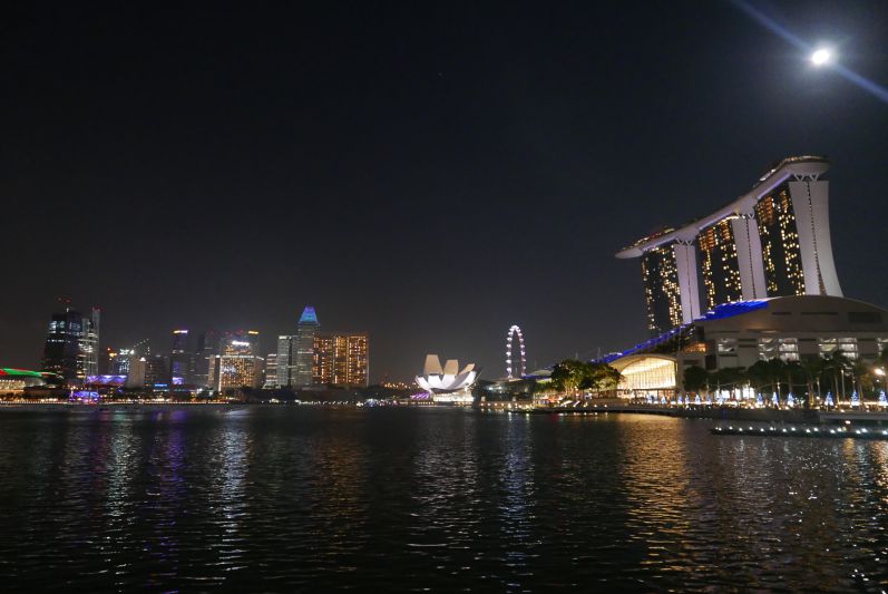 Links im Bild seht ihr das Marina Bay Hotel