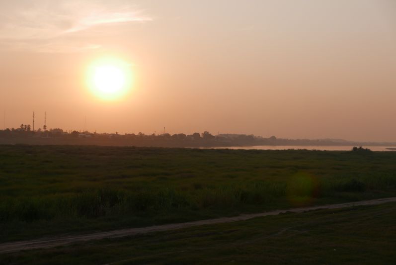 Sonnenuntergang am Mekong (hinten im Bild sehr ihr Thailand, vorne Laos)