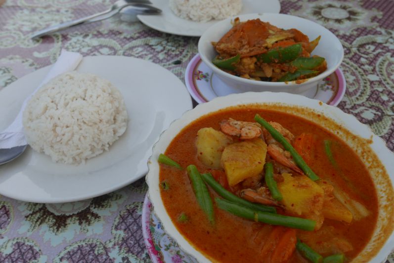 Rotes Curry (im Vordergrund) und Amok