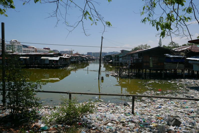 Dieses Bild ist in Kota Kinabalu (Malaysia/Borneo) entstanden - dort haben die Armen quasi im Müll gelebt