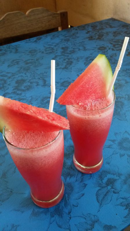 Zum MArtabak gab es eines unserer Lieblingsgetränke: frischer Wassermelonensaft