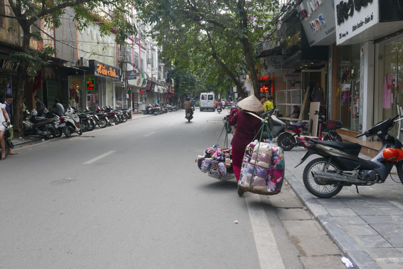 Straßenverkaeuferinnen_Hanoi_travel2eat (2)