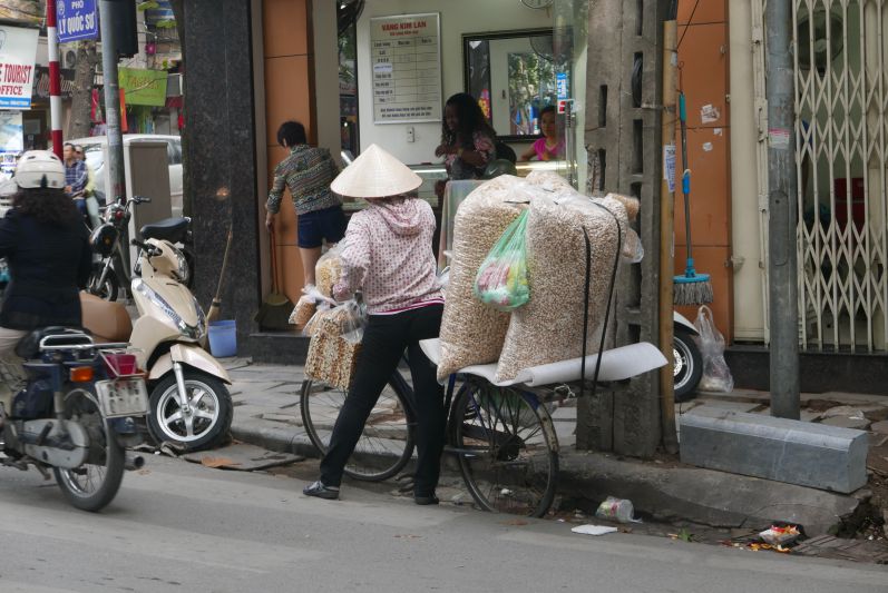 Straßenverkaeuferinnen_Hanoi_travel2eat (3)