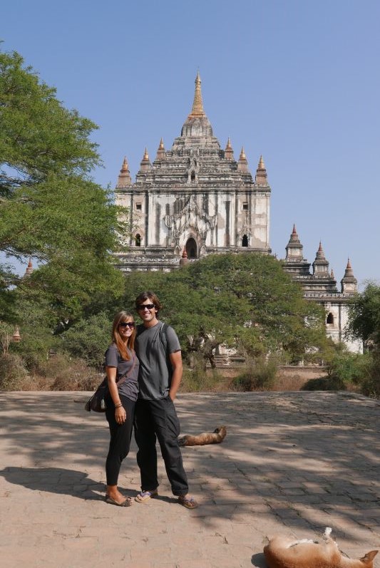Im Hintergrund sehr ihr den 61 Meter hohen Thatbinnyu-Tempel (höchstes) Gebäude in Bagan