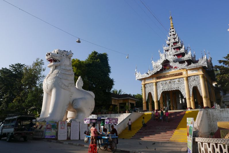 Der imposante Eingang zum Mandalay Hill