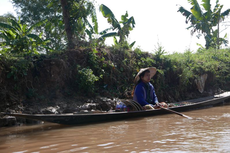 Viele Burmesen fahren in ihren "Nussschalen" an die Touristen-Boote heran und versuchen Schmuck und andere Dinge zu verkaufen