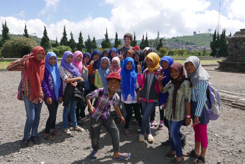 Indonesische Kinder machen gerne Foros mit Weißen :)