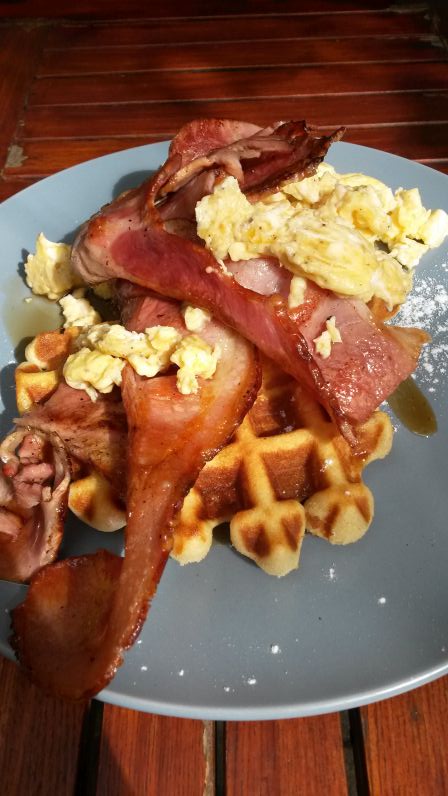 Traumkombi: waffeln mit Bacon und Ei im Canvas Cafe in Fremantle