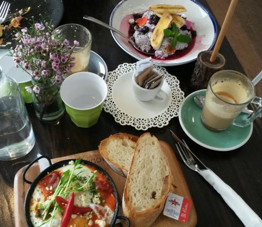 Auch eine meiner Lieblingsbeschäftigungen: Frühstücken :) (hier im Rabbit in the Moon Café in Fremantle)