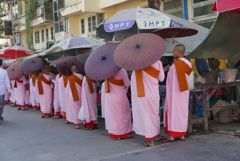 Weibliche Mönche in Yangon