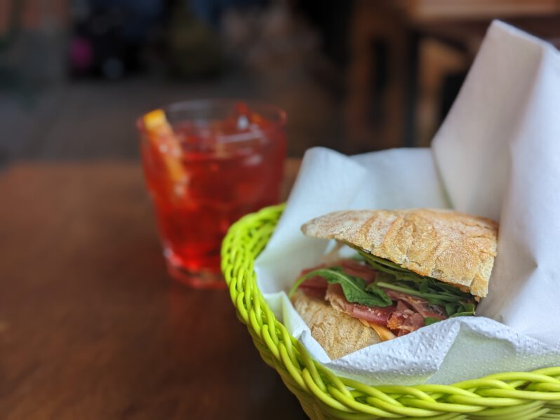 Campari und Sandwich in Bologna